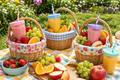 Canastas de picnic infantiles con smoothies, frutas y uvas