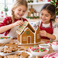 Niñas construyendo y decorando una casa de jengibre
