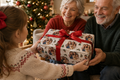 Nieta entregando a sus abuelos un regalo navideño con papel personalizado