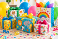 Regalos de cumpleaños infantiles con globos y confeti
