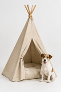 Teepee de tela para perro con varillas de madera atadas arriba