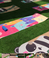 Tarjeta de regalo. Tapete para la clase de Yoga